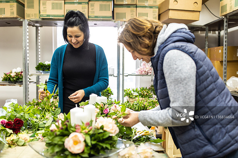 花店里快乐工作的女士们图片素材