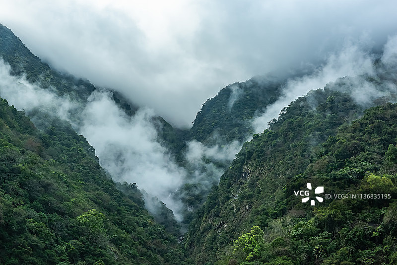 中国台湾太鲁阁峡谷顶部的多云天空图片素材