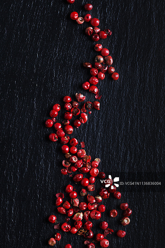 黑色背景上的粉色胡椒图片素材