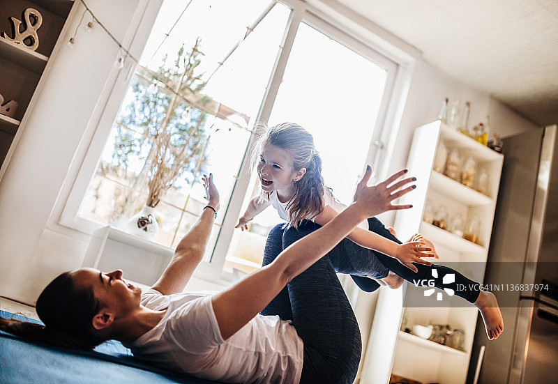 母亲和女儿在家一起锻炼图片素材