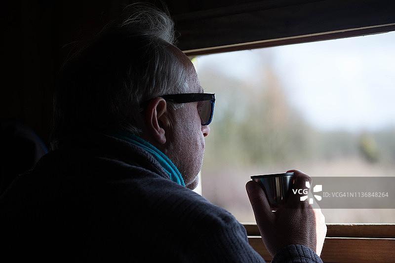 鸟类观测站里的年长男人图片素材