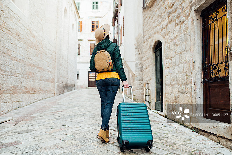 小女孩拉着行李图片素材