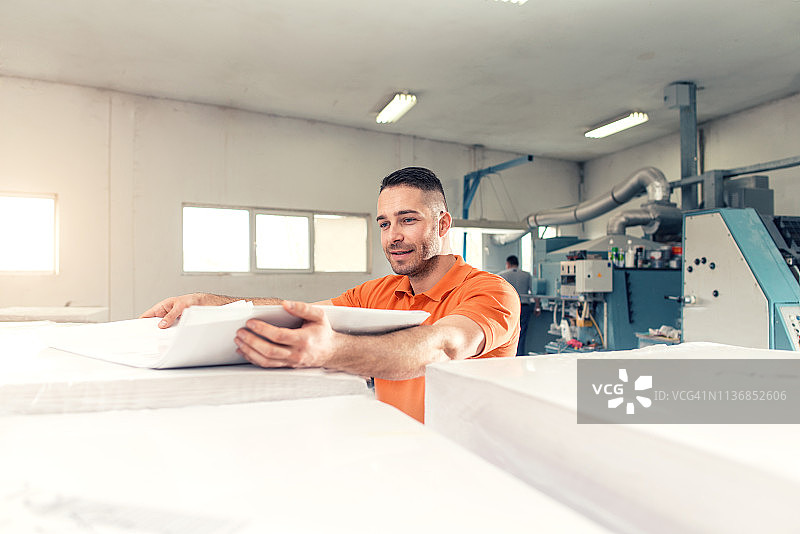 印刷厂工人图片素材