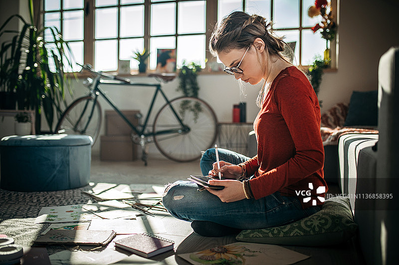 平面设计师在家绘图工作图片素材