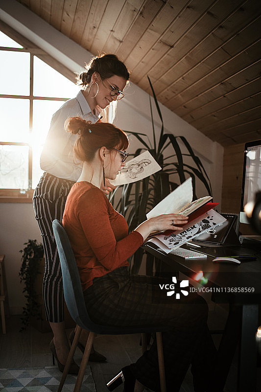 设计工作室中的女孩团队合作图片素材