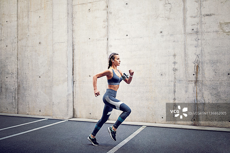 跑步的女孩图片素材