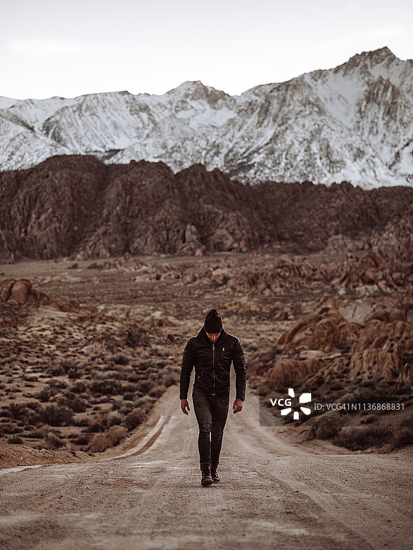 男人站在阿拉巴马山的丘陵上图片素材