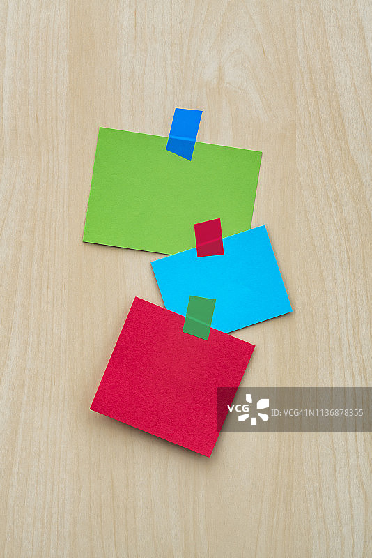 贴在墙上的彩色便条图片素材