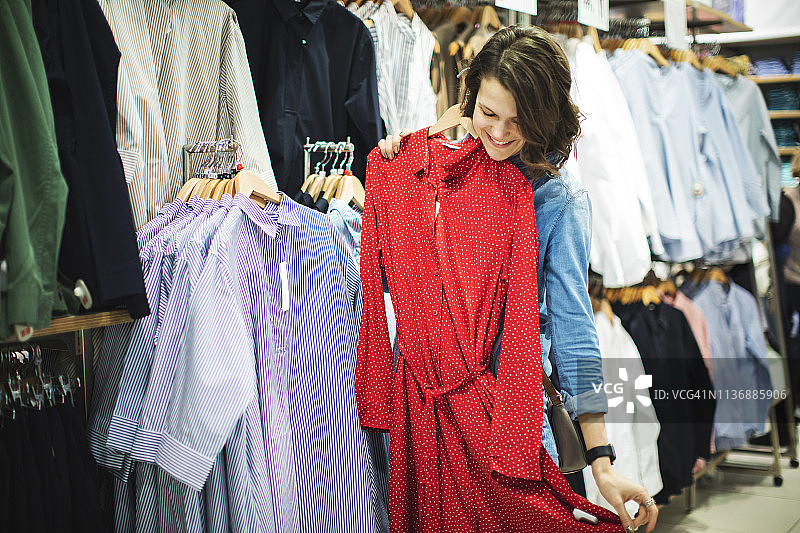 在服装店里的女人图片素材