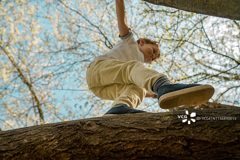 兄弟户外玩耍图片素材