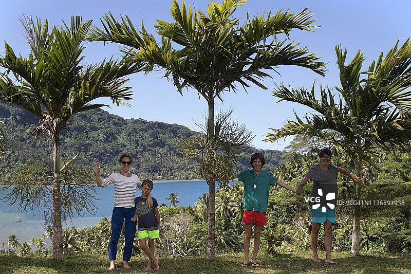 海边的家庭合影图片素材