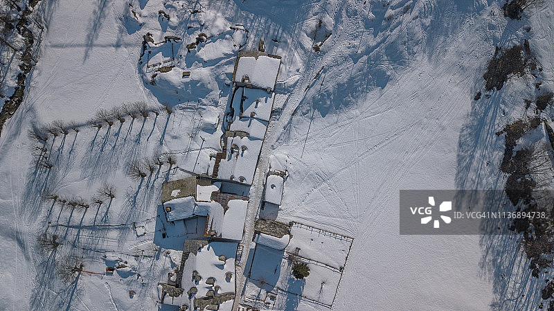 2019年2月，雪后马伊拉山谷维维耶雷村的航拍景色图片素材