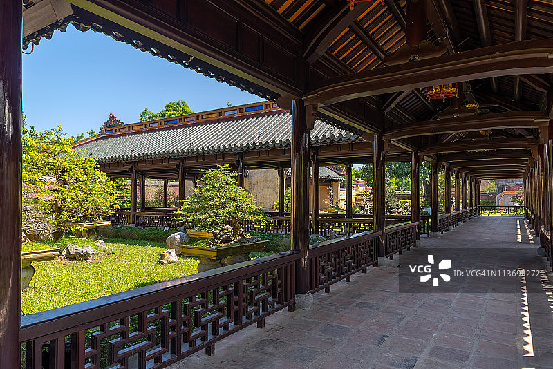 顺化皇城Co Ha花园的拱形走道，越南图片素材