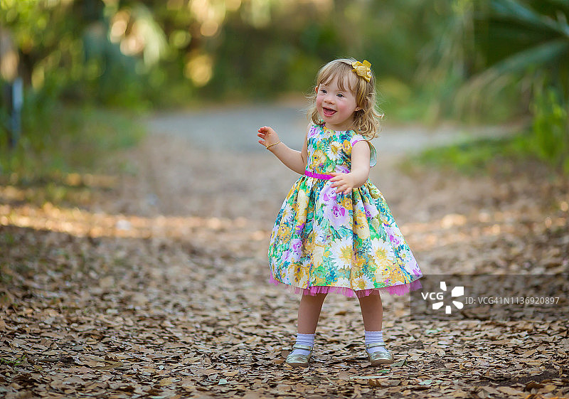 一岁女孩在公园玩耍图片素材