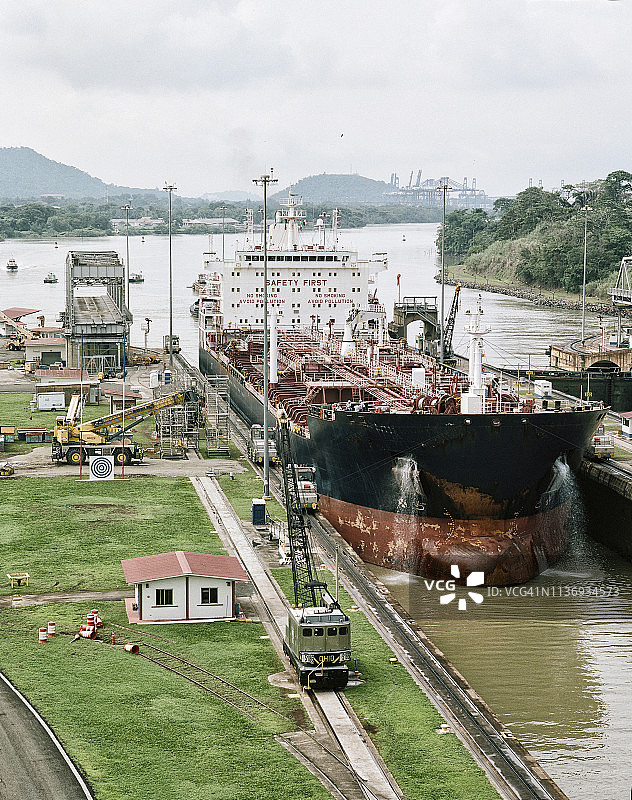 油轮驶入巴拿马运河米拉弗洛雷斯船闸图片素材