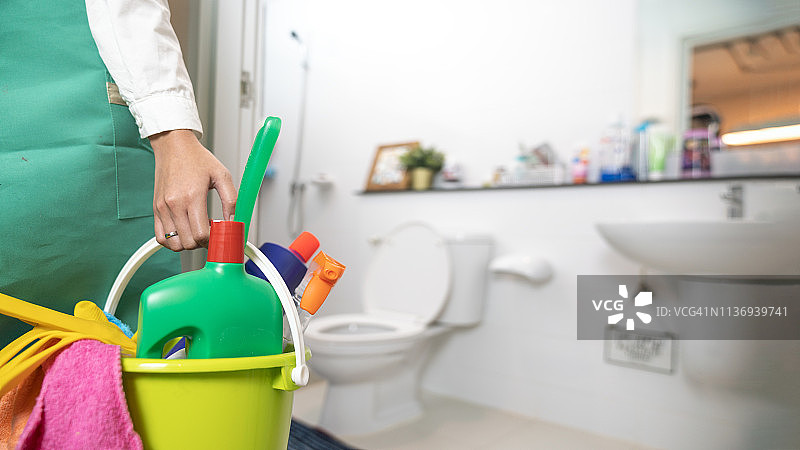 手持水桶和清洁用品的清洁女工图片素材