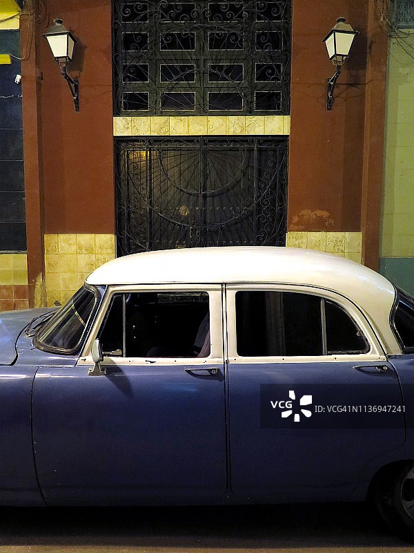 夜间停在哈瓦那街道上的奥兹莫比尔图片素材