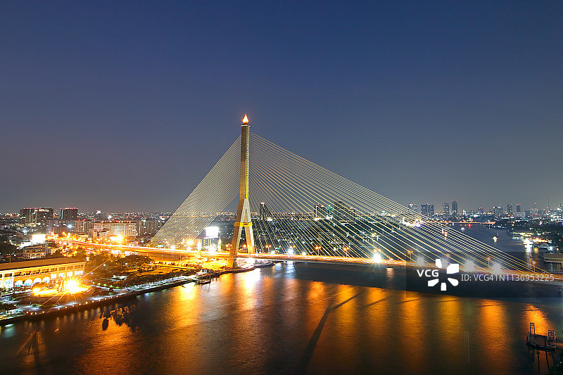 泰国曼谷湄南河上的拉玛八世桥夜景图片素材