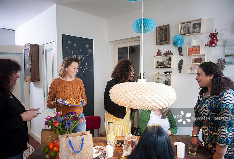 一群女性为朋友庆祝生日聚会图片素材