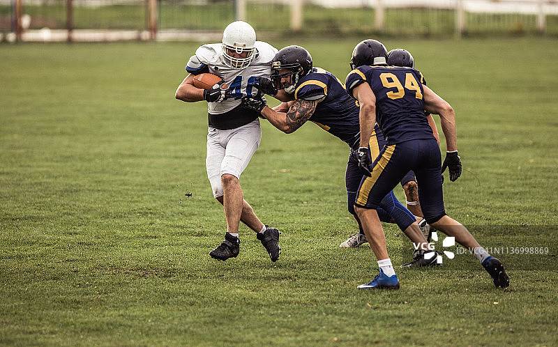 一群运动员在运动场上打橄榄球图片素材