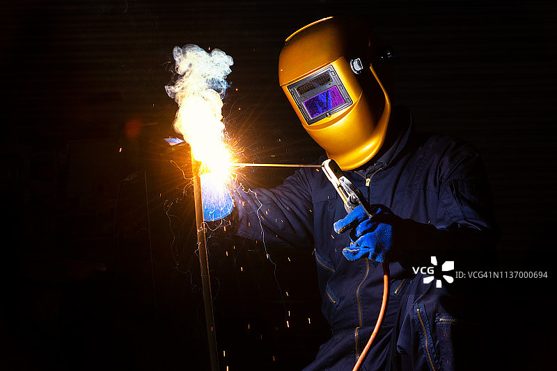 工厂工业设备工人焊接安全作业图片素材