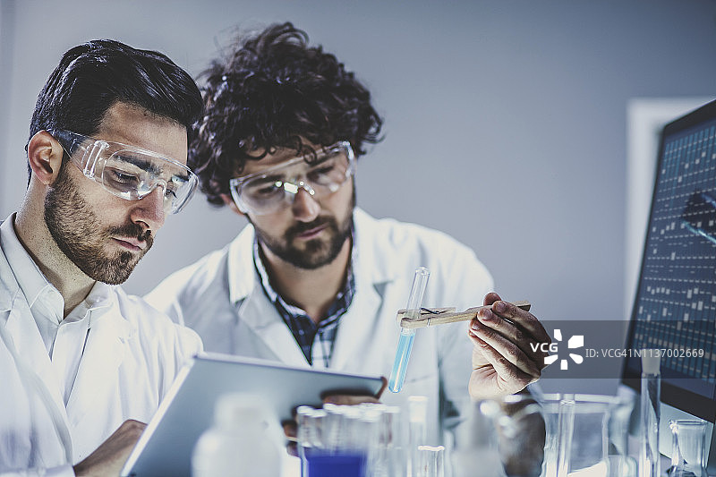 科学家在实验室讨论图片素材