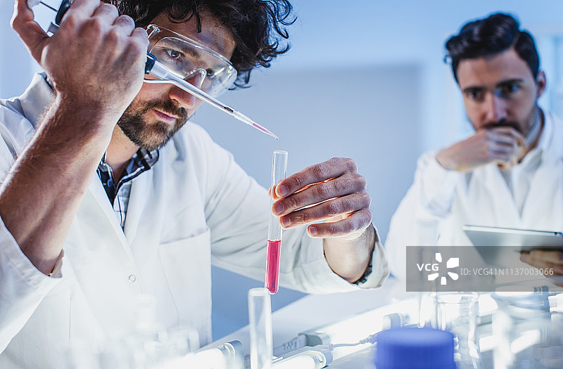 在实验室工作的科学家，使用移液管图片素材