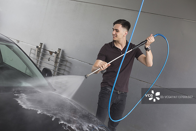 洗车场里的男人图片素材