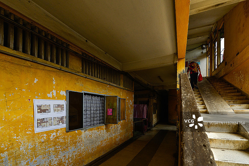 胡志明市旧公寓的步行区和台阶图片素材