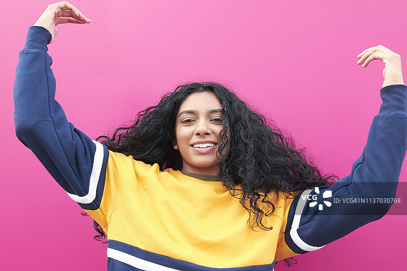 年轻女人手扶秀发开怀大笑图片素材