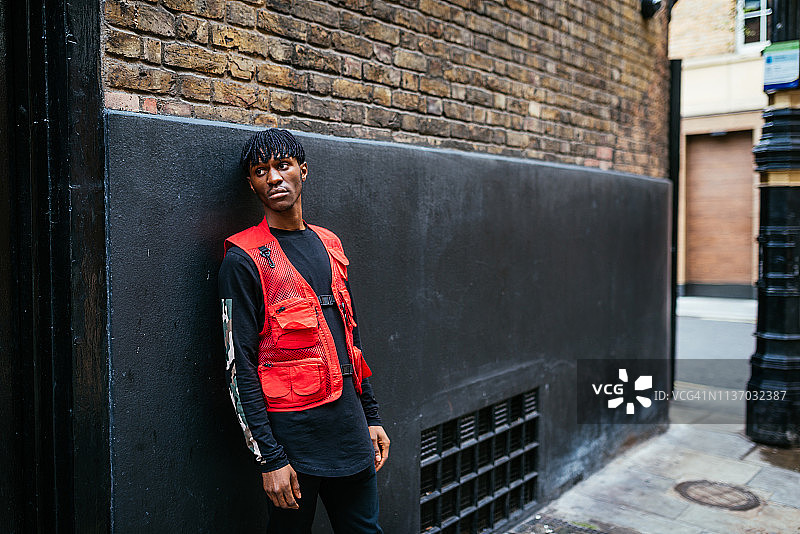 在伦敦留着非洲脏辫的年轻黑人时尚达人图片素材