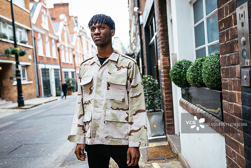 伦敦留着脏辫的年轻黑人时尚达人图片素材