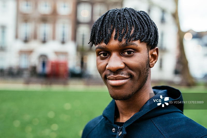 在伦敦留着脏辫微笑的年轻非洲男人 - 英国Z世代青年图片素材