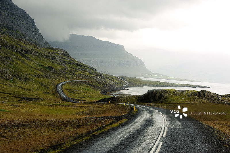 冰岛东部，Berufjördur附近的蜿蜒道路图片素材