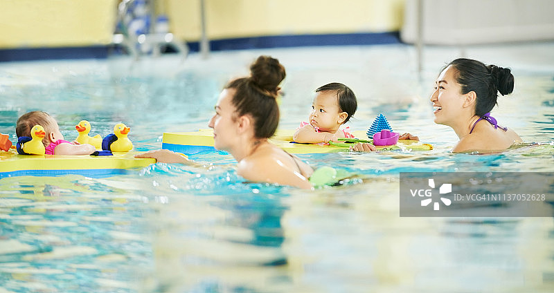 游泳是最受欢迎的家庭活动之一图片素材