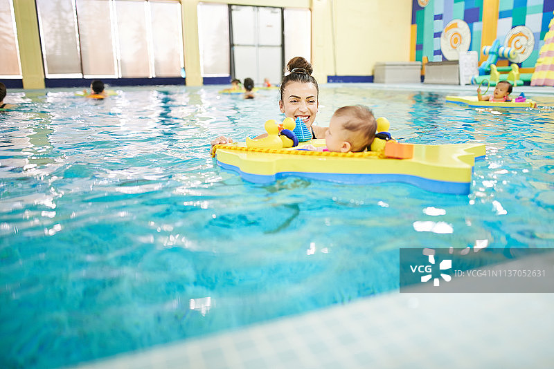 游泳课增进感情图片素材