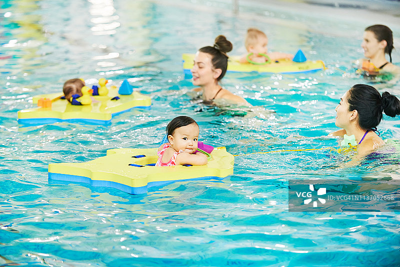 我们报名参加了游泳课程，你也应该加入！图片素材