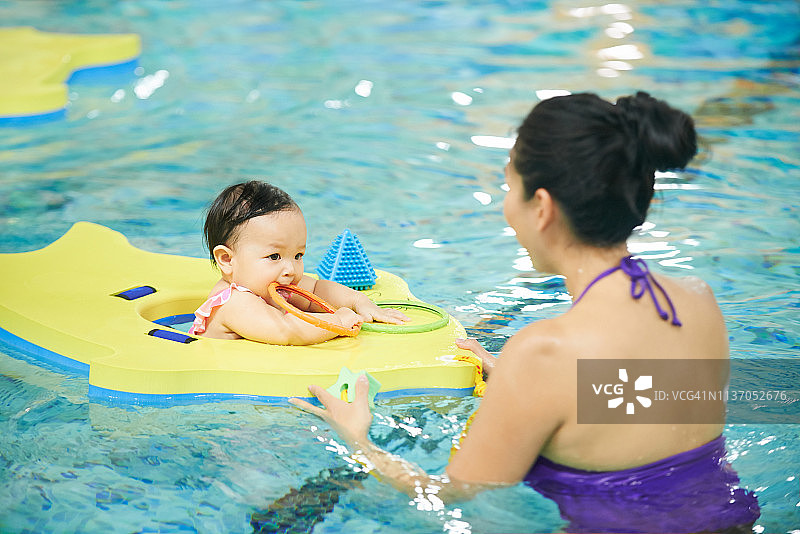 游泳有助于提高协调性和平衡性图片素材