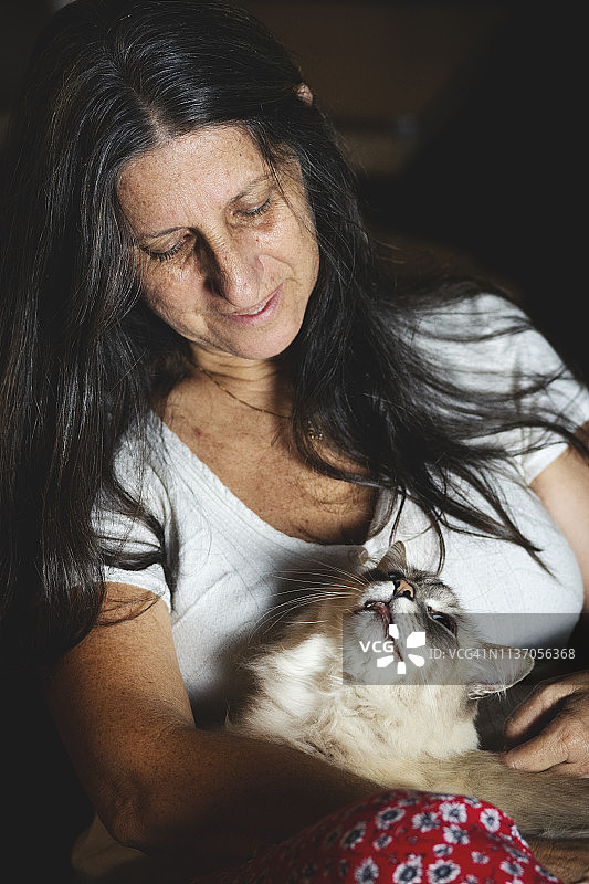 和猫在一起的女人图片素材