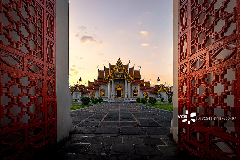 白色寺庙的红门图片素材