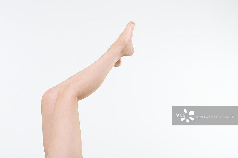 赤脚的年轻女子图片素材