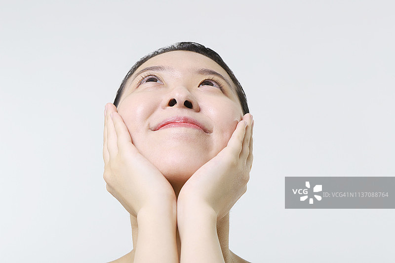 双手托腮的年轻微笑女性图片素材