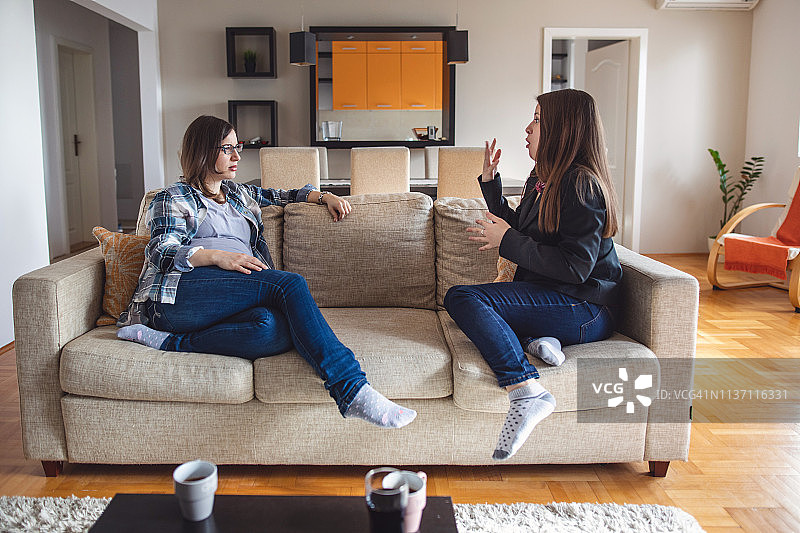 在家喝咖啡聊天的失聪女性图片素材