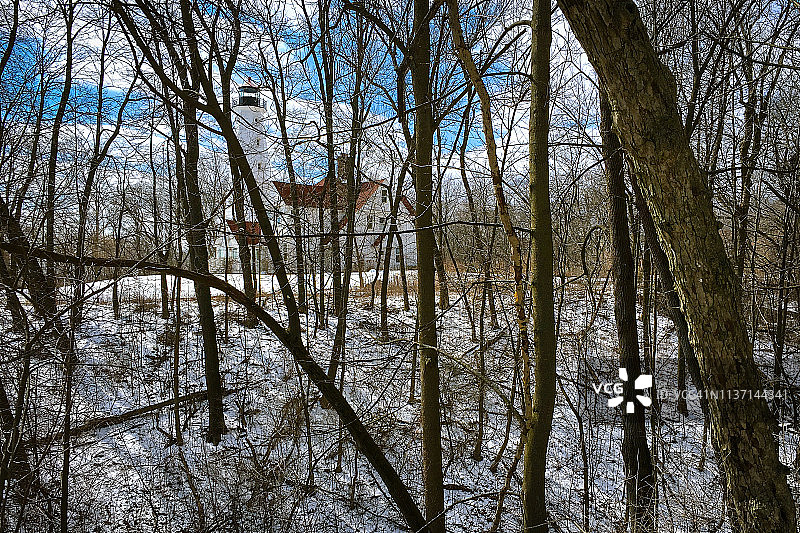 雪中树丛中的北角灯塔景色图片素材