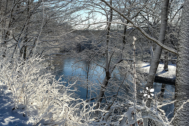晨光中冰霜树木的河流弯道景观图片素材