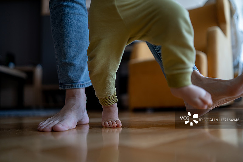 宝宝迈出第一步图片素材