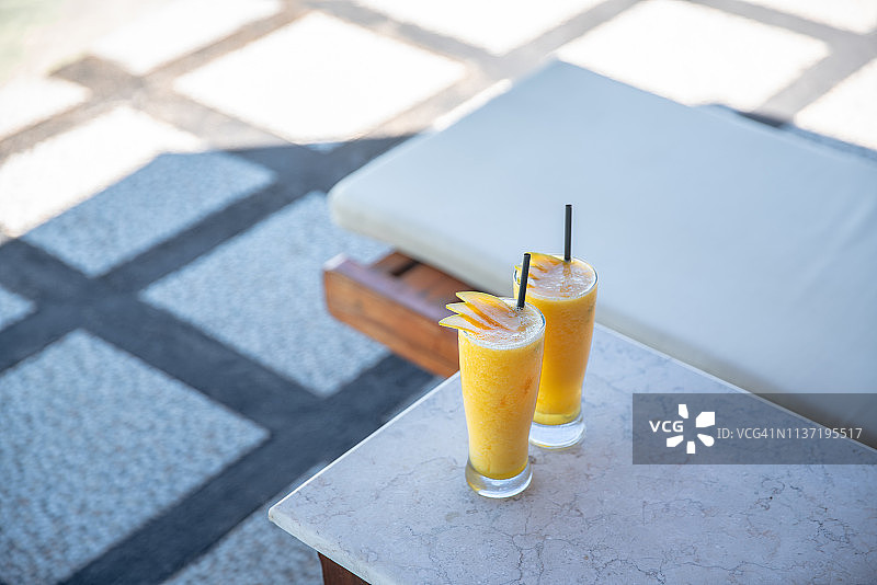 沙滩椅上的冷饮图片素材