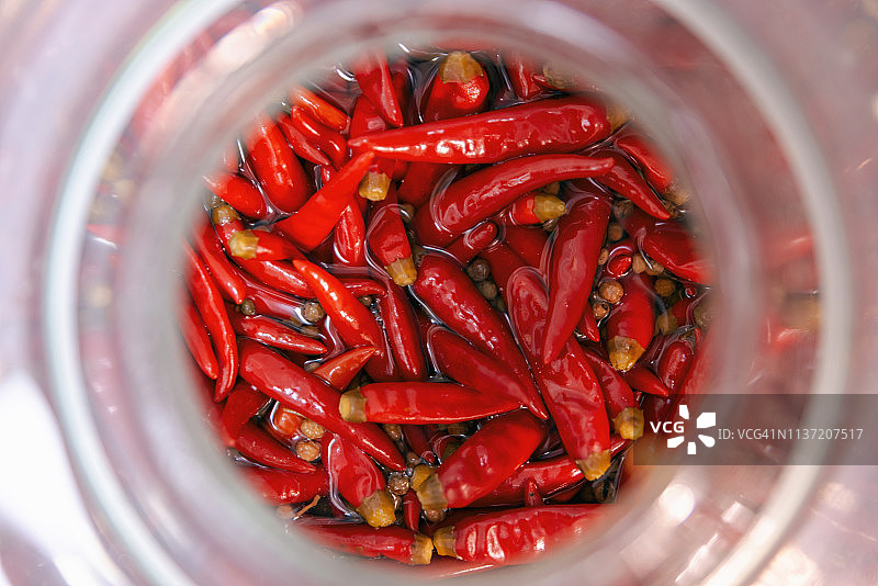 玻璃瓶中的红辣椒图片素材