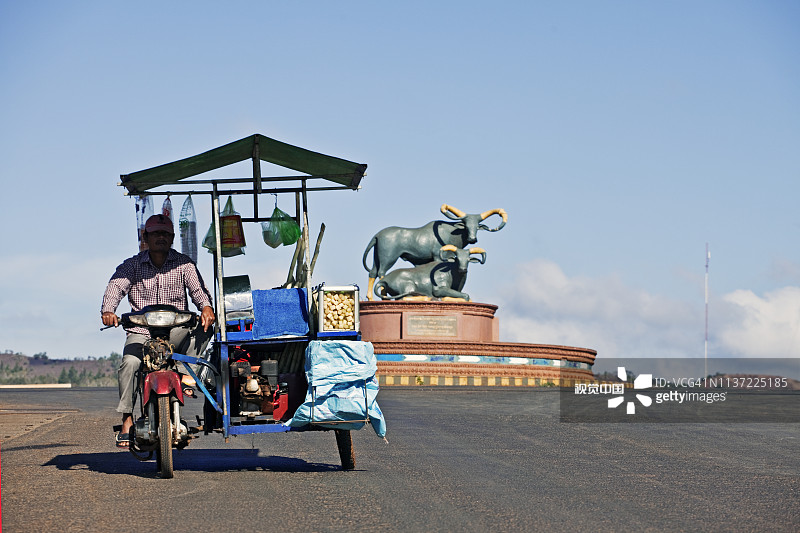 森莫诺隆，公牛纪念碑环岛街景图片素材