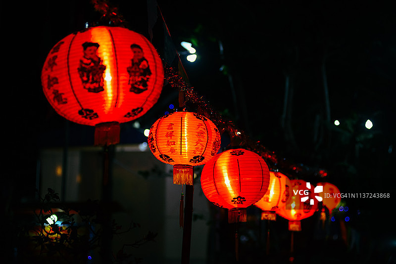 节日之夜的纸灯笼图片素材